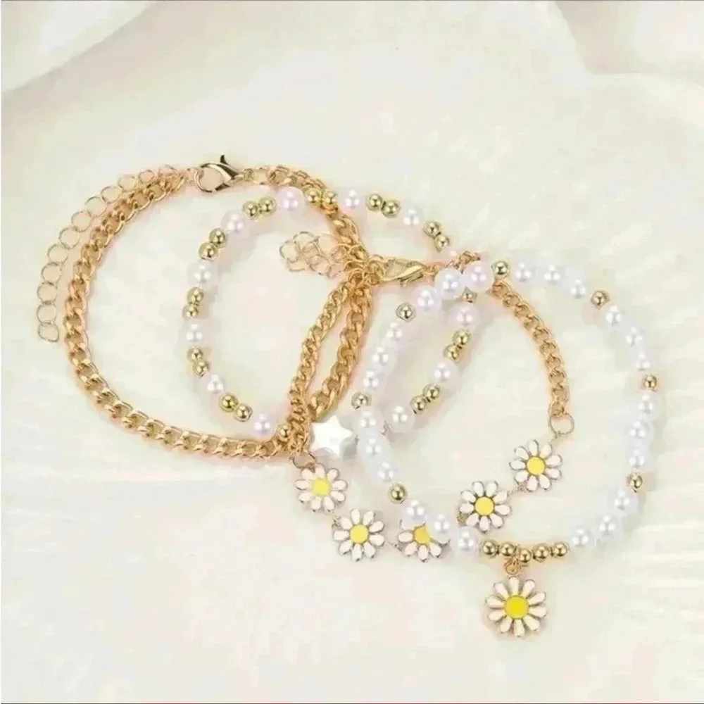 ⚠️Clearance 4pcs Yellow Gold Daisy Bracelets - Picture 2 of 6
